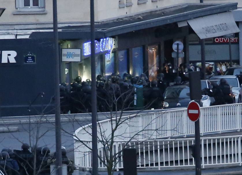 Il momento dell&#39;attacco delle teste di cuoio al supermercato kosher di Porte de Vincennes, dove due terroristi avevano preso in ostaggio diverse persone. (AFP)